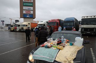 Петербургские дальнобойщики разбили лагерь на стоянке у ТЦ «Мега» в Химках
