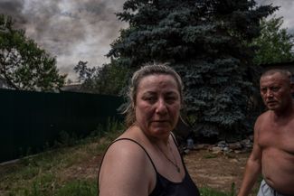 Жители Константиновки смотрят на последствия обстрела