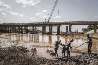 Категория «Долгосрочные фотопроекты», второе место. Люди из эфиопского племени ньянгатом купаются в реке Омо в Эфиопии, 22 ноября 2017 года