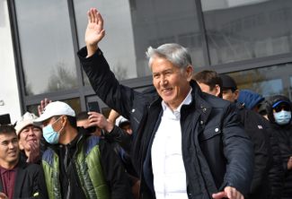 Бывший президент Киргизии Алмазбек Атамбаев на встрече со сторонниками в Бишкеке. 9 октября 2020 года