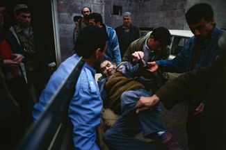Раненого пожилого мужчину несут в больницу в Степанакерте (Ханкенди). 16 февраля 1992 года