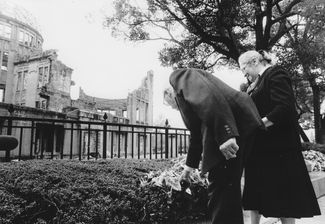 Сахаров и Боннэр во время посещения мемориального парка Мира и музея в Хиросиме. 4 ноября 1989 года