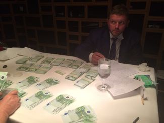 Никита Белых во время задержания. По версии следствия, губернатор Кировской области получил взятку в размере 400 тысяч евро наличными от владельца Нововятского лыжного комбината. Москва, 24 июня 2016 года