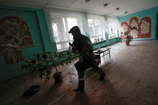 Украинские военные обстреляли Горловку, подконтрольную самопровозглашенной ДНР. Среди прочих зданий под удары попала местная школа