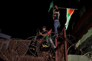 Демонстранты, многие из которых принесли с собой флаги Палестины, забрались на ограду американского посольства.
