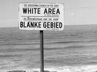 Знак «Только для белых» на пляже в Кейптауне. ЮАР, 1976 год