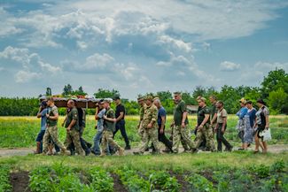 Украинские военные сопровождают гроб бойца, погибшего на фронте 