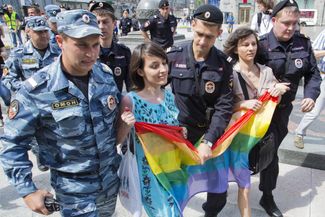 Акция протеста против закона о запрете «гей-пропаганды» среди несовершеннолетних. Москва, 25 мая 2013 года