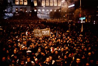 Участники антикоммунистической демонстрации 20 ноября 1989 года