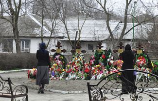 Могилы жертв теракта у собора Георгия Победоносца в Кизляре, 20 февраля 2018 года