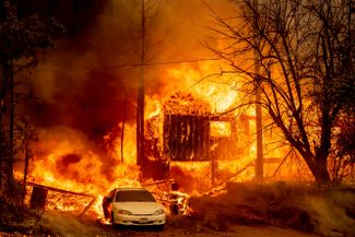 Охваченный огнем дом в Гринвилле, 5 августа 2021 года. Некоторым деревянным домам, сгоревшим в Гринвилле, было больше 100 лет