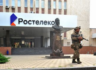 Боец ЧВК Вагнера у входа в местный офис «Ростелекома»
