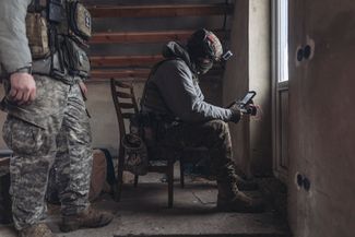 Украинский оператор дрона в заброшенном доме на линии фронта в Донбассе