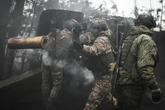 Российские военные ведут огонь из гаубицы 2А65 «Мста-Б» по украинским позициям на лиманском направлении. 18 ноября 2023 года