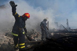 Работа пожарных на месте разрушенного рынка в Краматорске