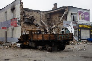 Сгоревший военный автомобиль в Бородянке. 5 апреля 2022 года