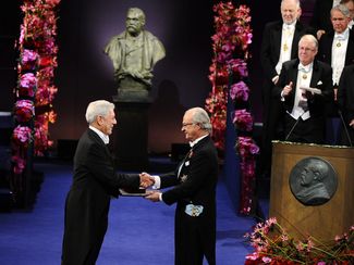 Марио Варгас Льоса получает Нобелевскую премию по литературе. Стокгольм, 10 декабря 2010 года