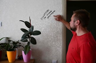 Надпись на стене одной из квартир в Буче: «Извините за взлом квартиры»