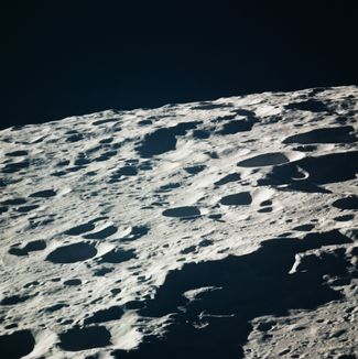 Луна с низкой окололунной орбиты из иллюминатора корабля экспедиции Apollo 16.