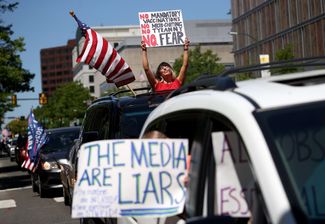 «СМИ лгут»: плакат на митинге за снятие карантина. Ричмонд, штат Вирджиния, 22 апреля 2020 года