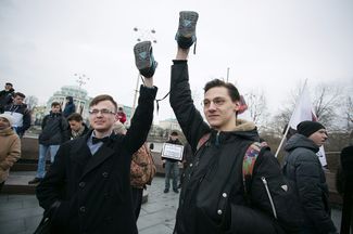 Полицейские в Екатеринбурге задержали, по данным Znak.com, около десяти человек. Проходивший на той же площади Труда провластный митинг движения НОД и казаков также никак не помешал протестной акции