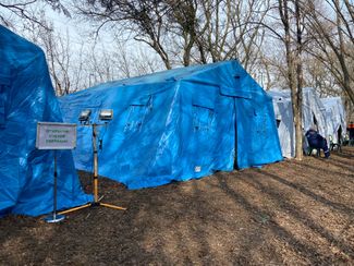 Палатки, в которых люди, эвакуированные из ДНР и ЛНР, ждут отправления поездов с железнодорожного вокзала Таганрога в другие города России. Таганрог, 23 февраля 2022 года