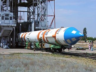 Ракета-носитель перед запуском на полигоне Капустин Яр