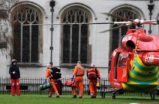 Врачи «скорой помощи» на площади перед парламентом Великобритании