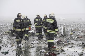 Спасатели на месте катастрофы в Ростове-на-Дону