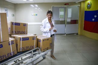 Главный врач больницы Ana Francisca Perez de Leon Зайра Медина принимает российскую гуманитарную помощь. Каракас, февраль 2019 года