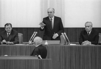 Soviet leader Mikhail Gorbachev and Andrei Sakharov (at the podium) during a meeting of the Congress of People’s Deputies of the USSR on May 25, 1989. Gorbachev was asking Sakharov to wrap up his speech, citing the regulations. Then they turned off Sakharov’s microphone
