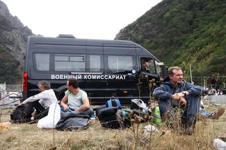 Люди возле машины военного комиссариата у КПП «Верхний Ларс» на российско-грузинской границе