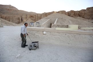 Японский археолог Хирокацу Ватанабе около гробницы Тутанхамона, 28 ноября 2015 года