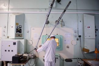 Сотрудник цеха радиоизотопных технологий проводит исследование в горячей камере послереакторных исследований в Институте реакторных материалов госкорпорации «Росатом» в Свердловской области. 25 апреля 2016 года