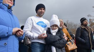 “Ekozashchita 365” creator Denis Bukalov with his daughter at a protest against the bottling plant in Kultuk, March 24, 2019