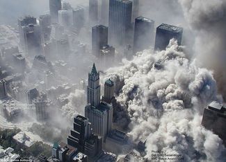 Обрушение зданий Всемирного торгового центра. Кадр воздушной съемки, опубликованный в 2010 году