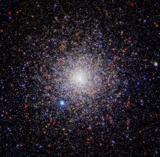 Снимок звездного скопления, полученный телескопом «Хаббл» в нескольких спектральных диапазонах — видимом и ультрафиолетовом. Чем холоднее цвет звезды, тем больше ультрафиолета в ее спектре
