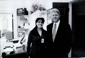 42-й президент США Билл Клинтон и Моника Левински во время ее стажировки в Белом доме