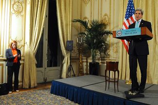 Джен Псаки и Джон Керри. Госсекретарь США на пресс-конференции после встречи с министром иностранных дел РФ Сергеем Лавровым. Париж, 30 марта, 2014 г.