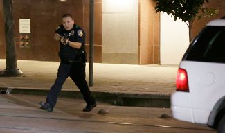 Полицейские Далласа пытается арестовать преступника, убившего пять их коллег, которые охраняли протестный митинг в одном из районов города. В итоге преступника убили с помощью робота, взорвавшего бомбу. Даллас, Техас, США, 7 июля 2016 года
