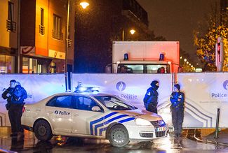 Полиция во время антитеррористического рейда в Брюсселе. 14 ноября 2015 года
