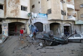 Перевернутый автомобиль в Газе