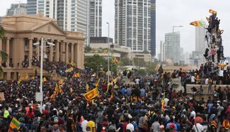 Протестующие прорываются к зданию офиса президента Шри-Ланки