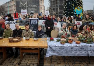 Родные и группа поддержки военнопленных из полка «Азов» на представлении под названием «Рождество в плену» на майдане Незалежности в Киеве. Акция прошла в знак поддержки бойцов «Азова», которые до сих пор находятся в российском плену