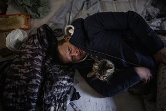 Карина — жительница Киева, ее квартира разрушена во время одного из обстрелов. Вместе с друзьями и кошкой она теперь живет в контейнере на улице