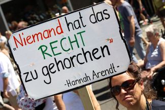 Лозунг «Никто не имеет права подчиняться» — перефразированная цитата Ханны Арендт из ее интервью об Эйхмане