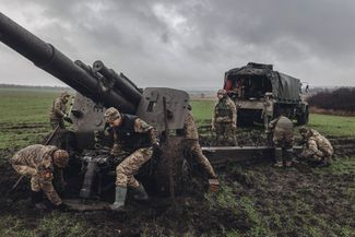 Военнослужащие ВСУ готовят орудие к удару по позициям ВС РФ в районе поселка Пески