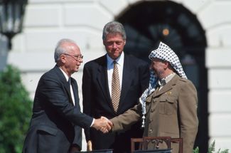 Ицхак Рабин (слева) на переговорах с лидером Палестины Ясиром Арафатом, проведенных 13 сентября 1993 года в Вашингтоне при посредничестве президента США Билла Клинтона
