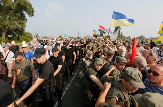 Участники восточной колонны крестного хода проходят мимо активистов ОУН в Борисполе. 25 июля 2016 года