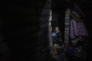 Как и многим жителям Донецкой области, семье Ани приходится скрываться от обстрелов в подвалах многоквартирных домов — интенсивные бои не прекращаются в этом районе как минимум с лета, а линия фронта сдвинулась существенно западнее
